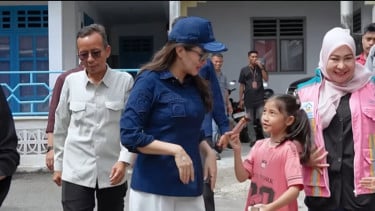 Dikasih Cokelat oleh Anak-anak Kecil Ternate, Gubernur Malut Sherly Tjoanda Ledek Aspri: Tata Pasti Iri, kan?