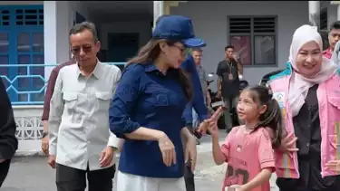Dikasih Cokelat oleh Anak-anak Kecil Ternate, Gubernur Malut Sherly Tjoanda Ledek Aspri: Tata Pasti Iri, kan?