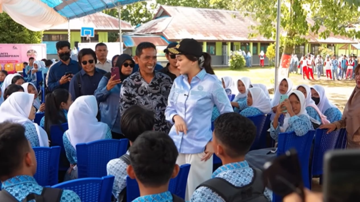 Kesal Dengar Jawaban Kepala Sekolah yang 'Asbun', Sherly Tjoanda Beri Teguran: Kalau Bapak Seperti Ini, Bagaimana Muridnya
            - galeri foto