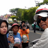 Dedi Mulyadi Dicegat Emak-emak Kampung Pasir, Keluhkan Asap Arang Batok Selama Belasan Tahun