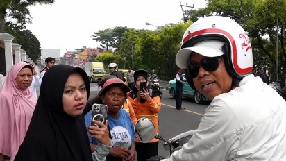 Dedi Mulyadi Dicegat Emak-emak Kampung Pasir, Keluhkan Asap Arang Batok Selama Belasan Tahun