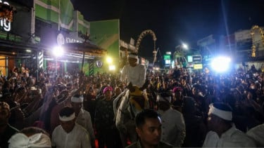 Lautan Manusia Padati Kirab Budaya di Karawang Tadi Malam, Gubernur Dedi Mulyadi: Karawang Meledak Luar Biasa!