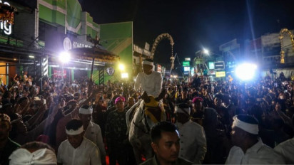 Lautan Manusia Padati Kirab Budaya di Karawang Tadi Malam, Gubernur Dedi Mulyadi: Karawang Meledak Luar Biasa!