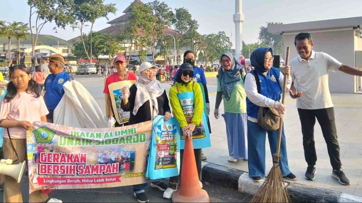 Berdampak Bagi Masyarakat, IKA UNAIR Sidoarjo Serukan Gerakan Bersih Sampah di Area Car Free Day
            - galeri foto