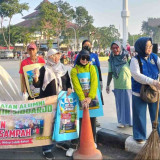 Berdampak Bagi Masyarakat, IKA UNAIR Sidoarjo Serukan Gerakan Bersih Sampah di Area Car Free Day