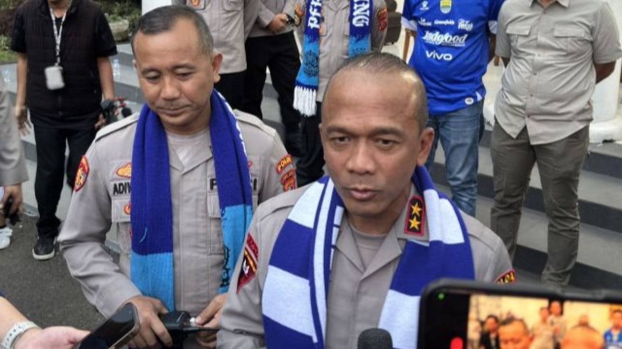 Bobotoh Wajib Simak, Pesan Penting Kapolda Jabar Usai Persib Tumbangkan Persija di Samarinda
            - galeri foto