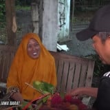Dedi Mulyadi sampai Tak Mampu Menahan Tangis usai Dengar Jawaban Ikhlas Penjual Rambutan di Indramayu