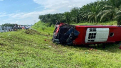 Bus Halmahera Terbalik di Tol JMKT usai Hantam L300, Empat Penumpang Tewas
