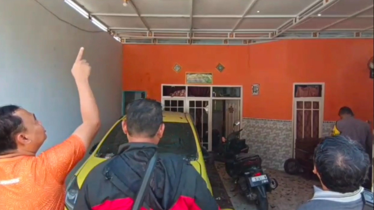 Rumah Debt Collector di Probolinggo Dilempar Bom Ikan, Teras dan Mobil Rusak
            - galeri foto