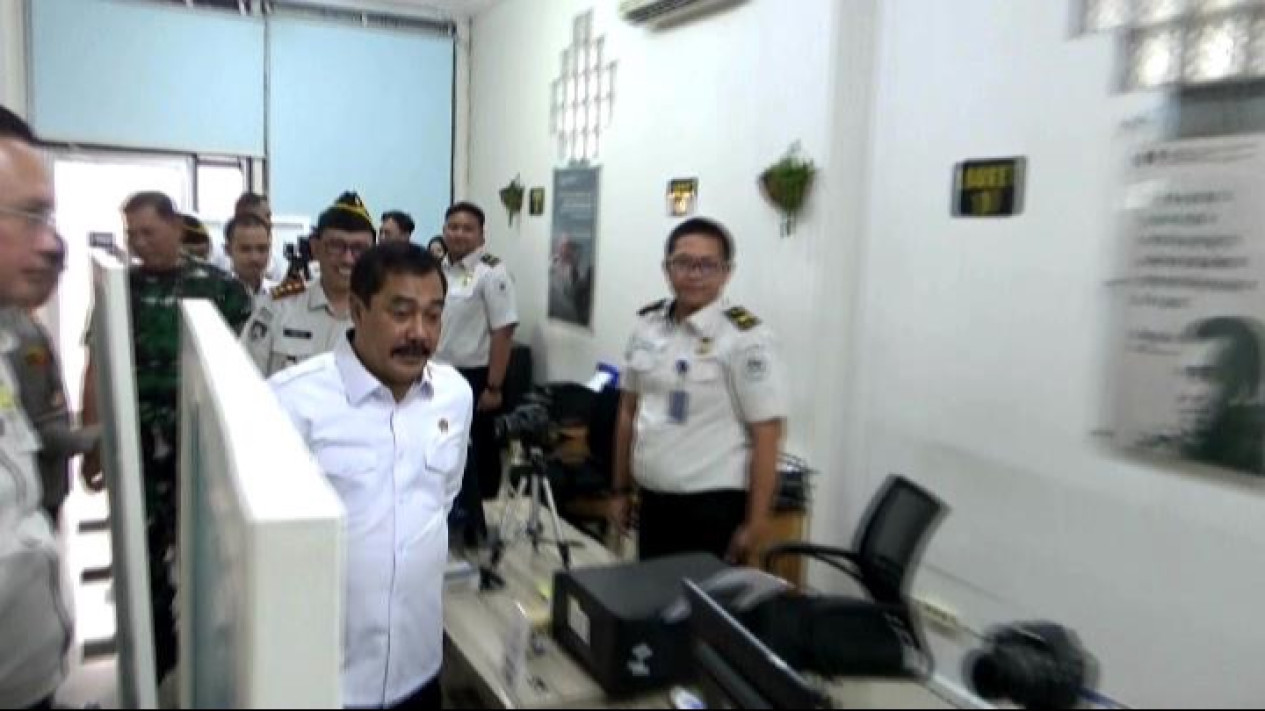 Kunjungi Kantor Imigrasi Bandar Lampung, Menteri Agus Andrianto Tinjau Layanan Paspor
            - galeri foto