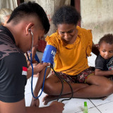 TNI Peduli Berikan Layanan Kesehatan Dor to Dor ke Rumah Warga Papua