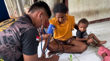 TNI Peduli Berikan Layanan Kesehatan Dor to Dor ke Rumah Warga Papua