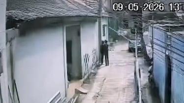 Video Rekaman CCTV-nya Viral, Pelaku Curanmor Beraksi Pakai Senjata Api di Duren Sawit