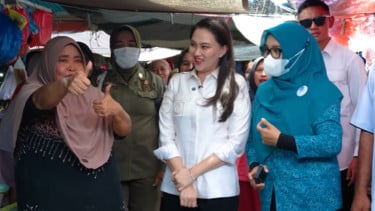 Ibu-ibu Pedagang Pasar Teriak Gubernur Malut 2 Periode, Respons Bijak Sherly Tjoanda: Satu Selesai Dulu
