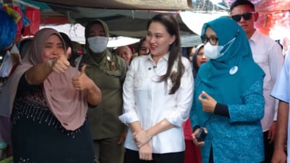 Ibu-ibu Pedagang Pasar Teriak Gubernur Malut 2 Periode, Respons Bijak Sherly Tjoanda: Satu Selesai Dulu