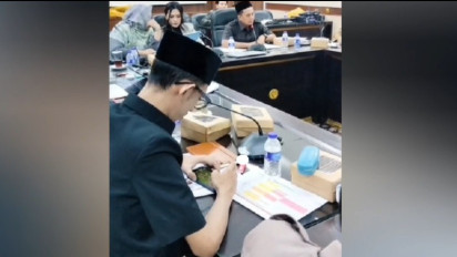 Gerindra Minta Maaf Anggota DPRD Jember Main Game Sambil Merokok Saat Rapat, Bakal Disanksi