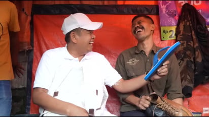 Dedi Mulyadi Iseng Ngeprank Tukang Sol di Bandung sampai Ketawa Ngakak, Gubernur Jabar: Mau Ngesol Dua Ratus Ribuan?