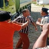 Warga Kembali Hadang dan Blokir Jalan Mobil Tangki Pengangkut CPO Milik PT Bensuli Salam Makmur