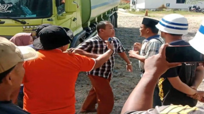 Warga Kembali Hadang dan Blokir Jalan Mobil Tangki Pengangkut CPO Milik PT Bensuli Salam Makmur