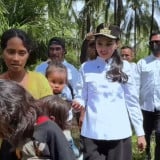 Gubernur Sherly Tjoanda Sampai Minta Izin Saking Gemasnya dengan Anak-anak Suku Togutil: Dia Cantik, Lho