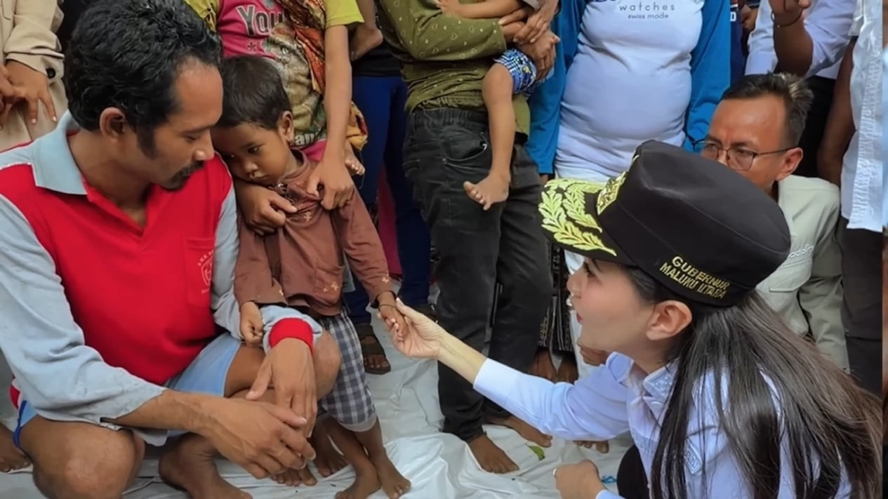 Tak Tega, Sherly Tjoanda Minta Datangkan Dokter untuk Cek Kesehatan Anak-anak Suku Togutil: Bawa ke Sini, Ya
            - galeri foto