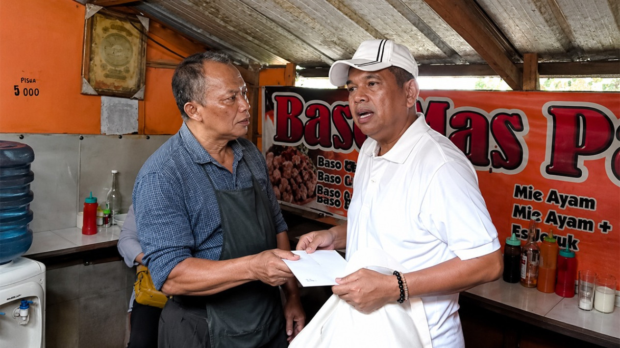 Dedi Mulyadi Datangi Pedagang Terdampak Penertiban, Langsung Beri Uang Tunai dan Borong Bakso Harga Rp2 Juta
            - galeri foto