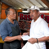 Dedi Mulyadi Datangi Pedagang Terdampak Penertiban, Langsung Beri Uang Tunai dan Borong Bakso Harga Rp2 Juta