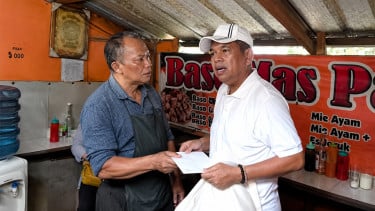 Dedi Mulyadi Datangi Pedagang Terdampak Penertiban, Langsung Beri Uang Tunai dan Borong Bakso Harga Rp2 Juta