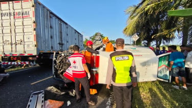 Ambulans Pembawa Pasien Adu Banteng dengan Truk Muatan Gula di Jalur Daendels Purworejo, Sopir Ambulans Tewas