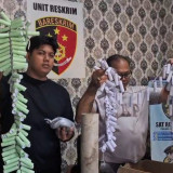 Polisi Grebek Tempat Produksi Petasan di Kraksaan Probolinggo, Pemilik dan Barang Bukti Diamankan