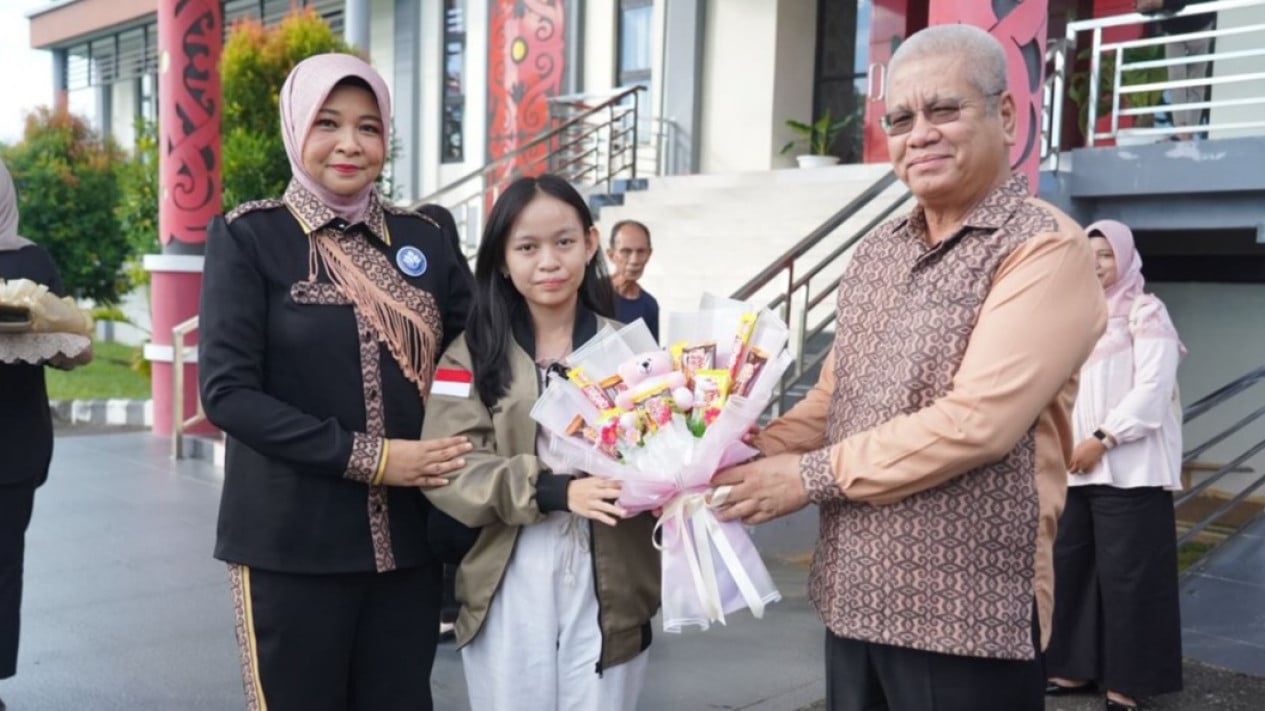 Tim SMAN 1 Pontianak Disambut Hangat Sekda Kalbar dan Ikatan Alumni, Dukung Penuh Keputusan Sekolah
            - galeri foto