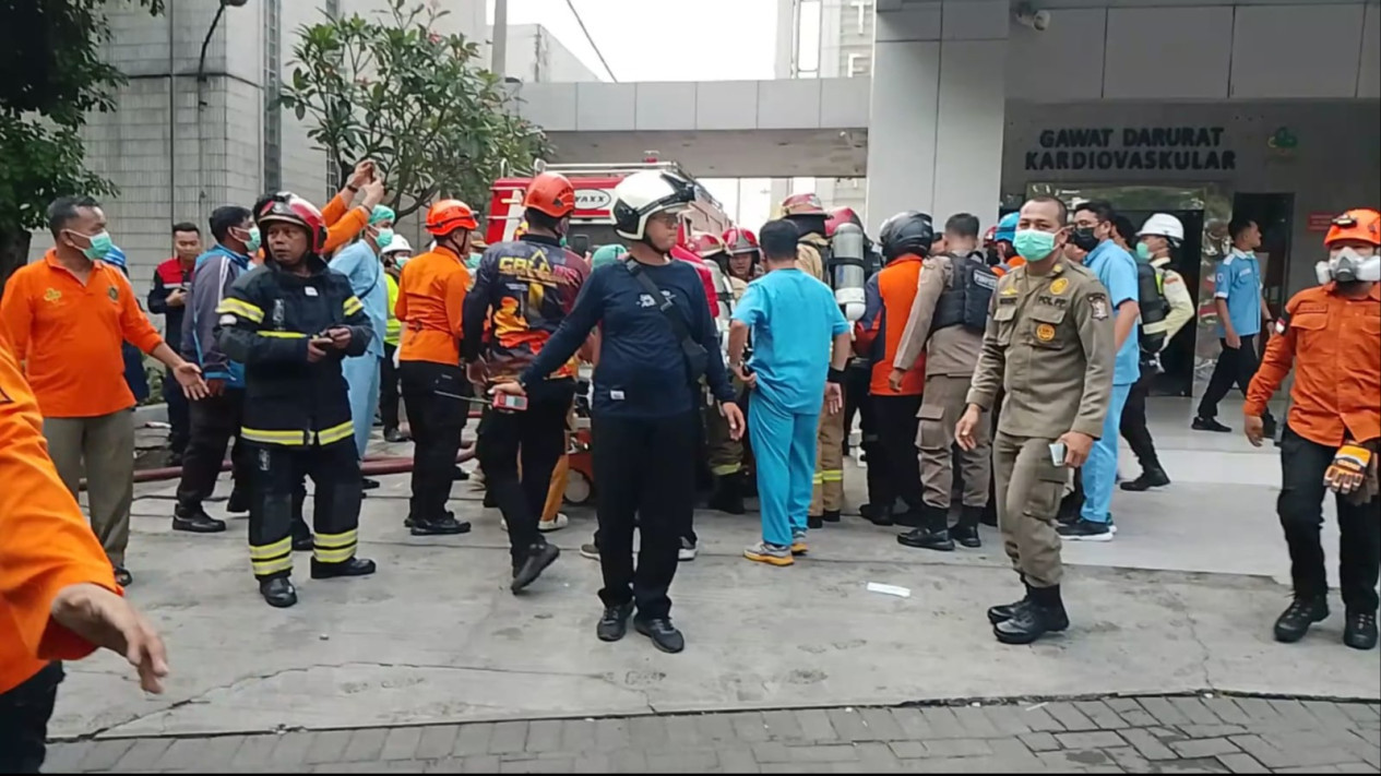 Seorang Pasien Tewas dalam Insiden Kebakaran Gedung Jantung Dr. Soetomo Surabaya
            - galeri foto