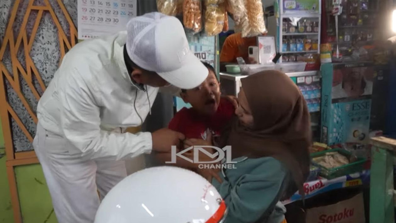 Viral Momen Gubernur Dedi Mulyadi Bikin Bocah Nangis Histeris di Tasikmalaya: Hayang Balik!
            - galeri foto