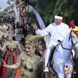Wargi Jabar Harus Tahu, Maksud di Balik Kirab Budaya Milangkala Tatar Sunda Mahkota Binokasih oleh KDM