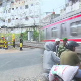 ​​​​​​​Belum Ada Pos Jaga, Perlintasan Ampera Bekasi Timur Masih Dijaga Manual oleh Dishub, Babinsa, dan Relawan