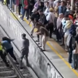 Detik-detik Menegangkan Penumpang Wanita Jatuh di Stasiun Manggarai Jelang Kedatangan Kereta Api