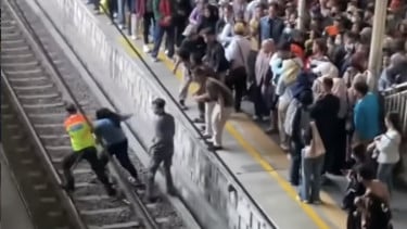 Detik-detik Menegangkan Penumpang Wanita Jatuh di Stasiun Manggarai Jelang Kedatangan Kereta Api