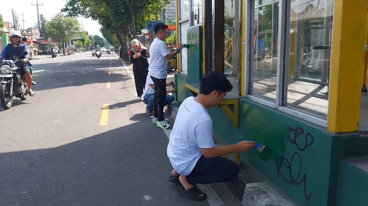 Pemuda dari Berbagai Provinsi Gotong Royong Bersihkan Aksi Vandalisme di Sejumlah Fasilitas Publik Kota Yogyakarta
            - galeri foto