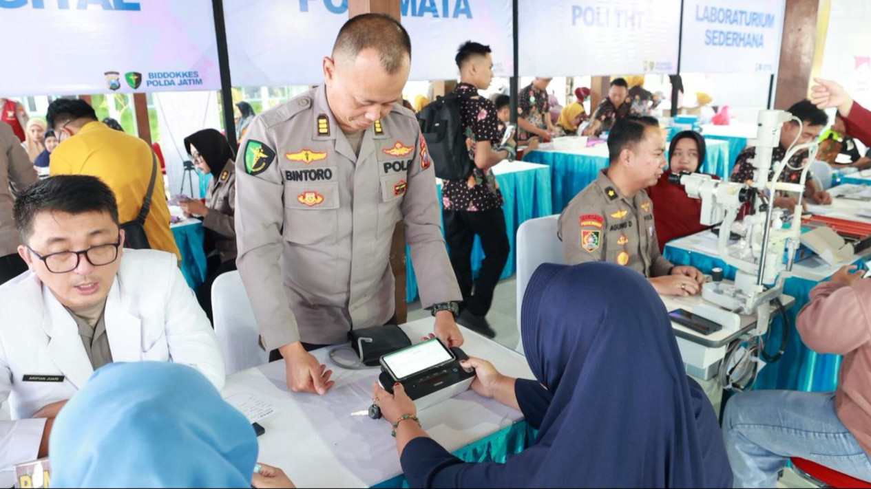 Polda Jatim Gelar Baksos dan Bakkes untuk Ribuan Warga di Nganjuk
            - galeri foto