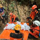 Tim SAR Gabungan Temukan 2 Korban Longsor Curug Cileat Subang, Keduanya Meninggal Dunia