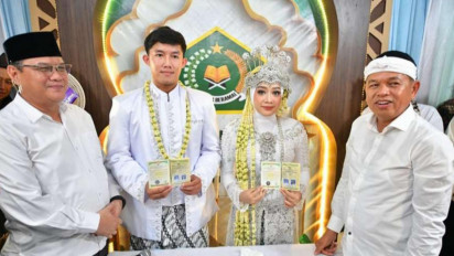 KDM Kejutkan Pasangan Disabilitas Rungu saat Menikah di KUA, Deru: Iya Kaget