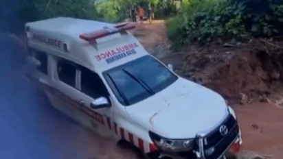 Dua Ambulans Pembawa Pasien Rujukan Terjebak Longsor dan Banjir di Kalumpang Mamuju Akibat Cuaca Buruk
