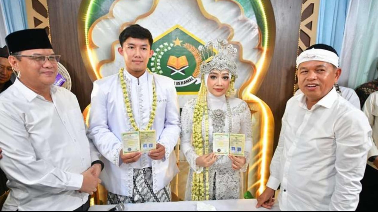 Gubernur Jawa Barat, Dedi Mulyadi Jadi Saksi Pernikahan Pasangan Disabilitas Rungu, Beri Pesan Khusus Begini
            - galeri foto