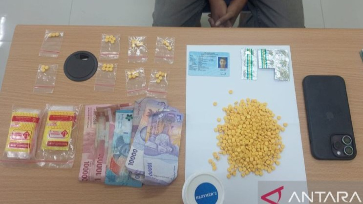 Sasar Perumahan, Polisi Bongkar Peredaran Obat Ilegal Daftar G
            - galeri foto