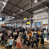Puncak Arus Balik Padati Stasiun Jakarta Hari Ini, Hampir 190 Ribu Penumpang Serbu Kereta