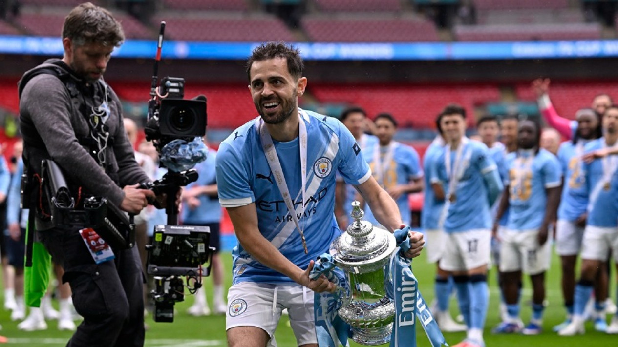 Tak Hanya Juara Piala FA 2025-2026, Manchester City Juga Sukses Temukan Pengganti Bernardo Silva usai Kandaskan Chelsea
            - galeri foto