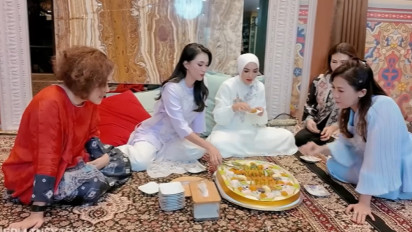 Disajikan Makanan di Depannya, Sherly Tjoanda Malah Gagal Fokus saat Ngobrol dengan Ashanty