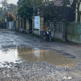 Sopir Truk Pasir Keluhkan Jalan Tambang Blitar Rusak Parah Meski Bayar Pajak