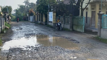 Sopir Truk Pasir Keluhkan Jalan Tambang Blitar Rusak Parah Meski Bayar Pajak