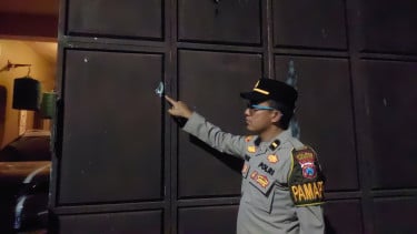 Aksi Pelemparan Bom Ikan ke Rumah Debt Collector di Probolinggo Terekam CCTV